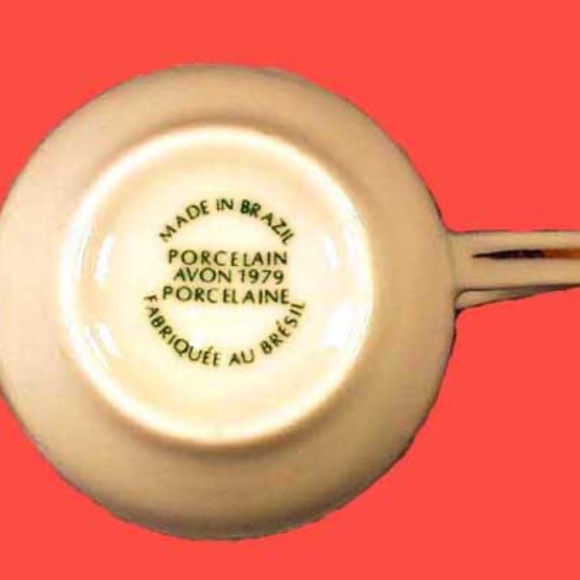 AVON RARE 22K GOLD TRIM 1979 STRAWBERRY TEACUP & SAUCER, STRAWBERRY & LEAVES - Picture 2 of 5